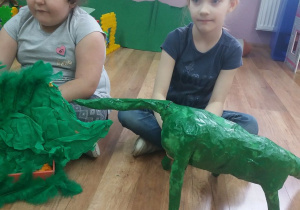 Lena i Nikola i dinozaury